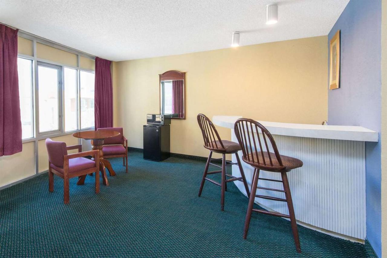 Blue Way Inn & Suites Wichita East Esterno foto